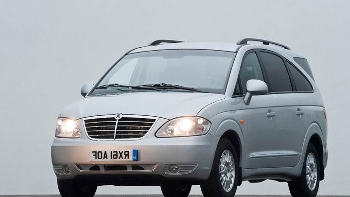 Front Pose Of 2012 SsangYong Rodius HeadLights On In Grey